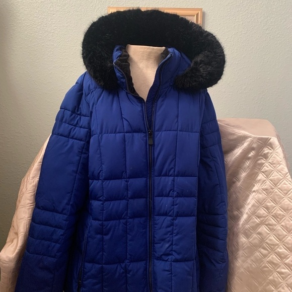 Calvin Klein navy blue and black
Women's Faux-Fur-Lined Hooded Puffer Coat - Picture 4 of 10